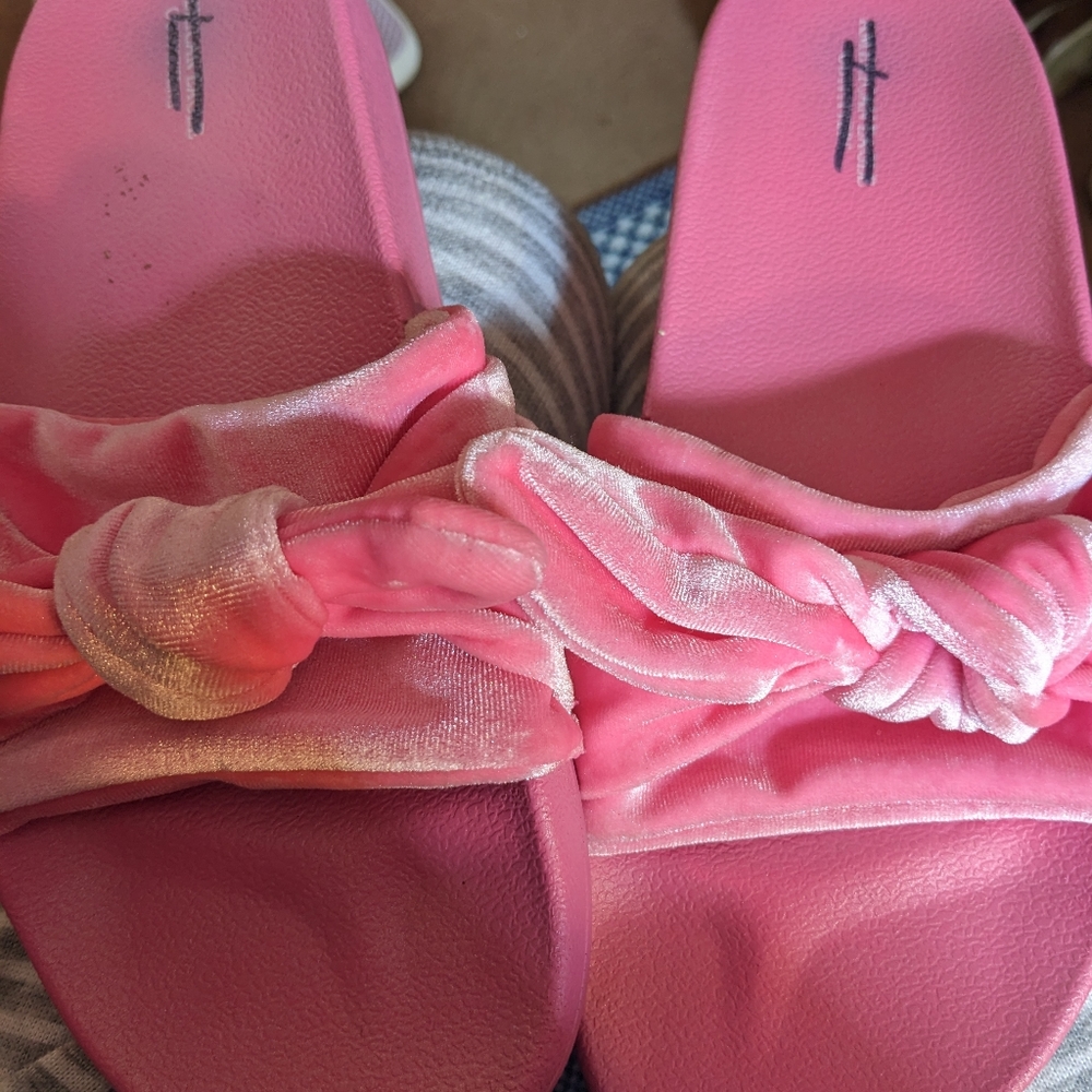 Sandals with adorable bows!! Size 9